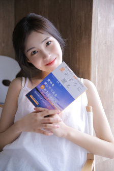 女生男生一起开火箭